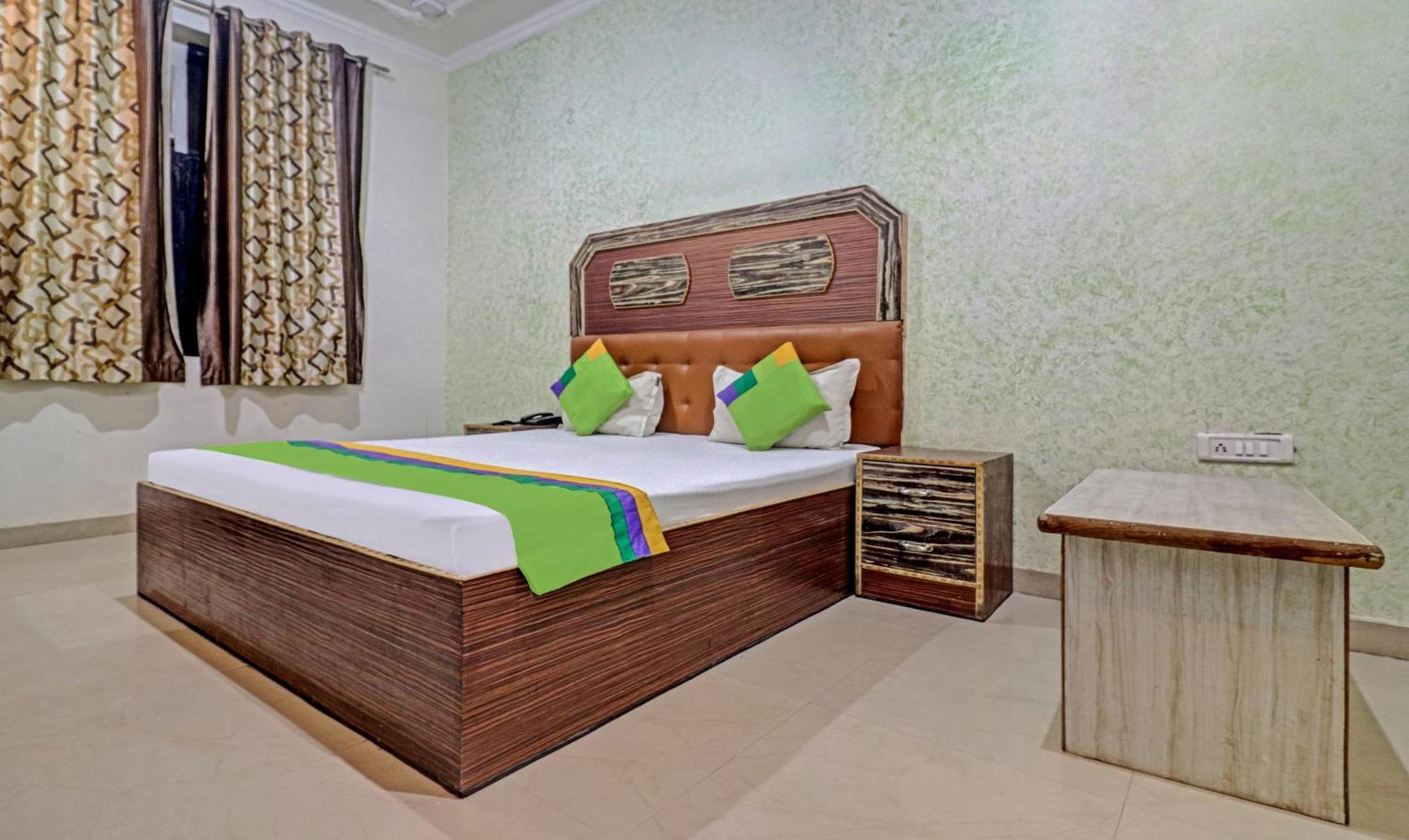 Treebo Trend Radha Palace Mathura Bagian luar foto